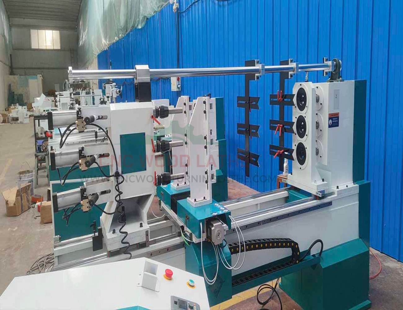 Tornio per legno con caricamento e scarico automatici